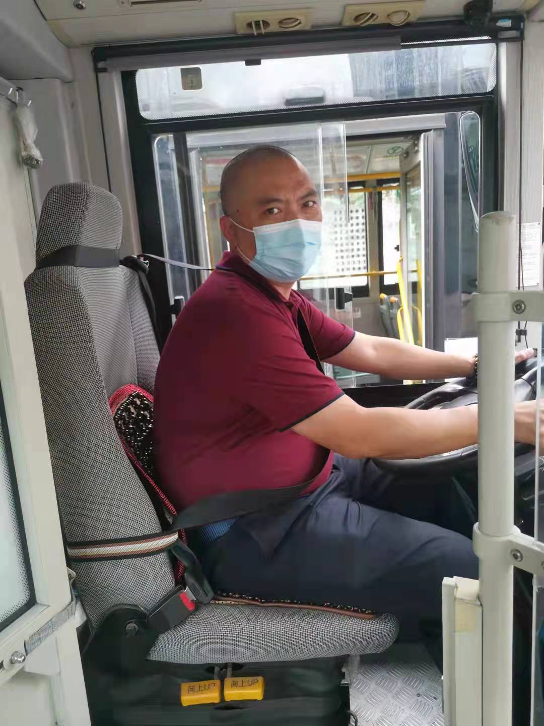 贊！路遇摩托車起火 宜賓公交好車長90秒幫忙滅火